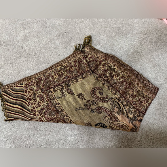 Accessories - Elegant Paisley Patterned Scarf